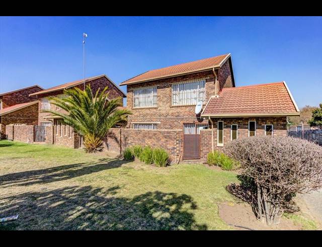3 BEDROOM TOWNHOUSE FOR SALE IN BIRCHLEIGH NORTH